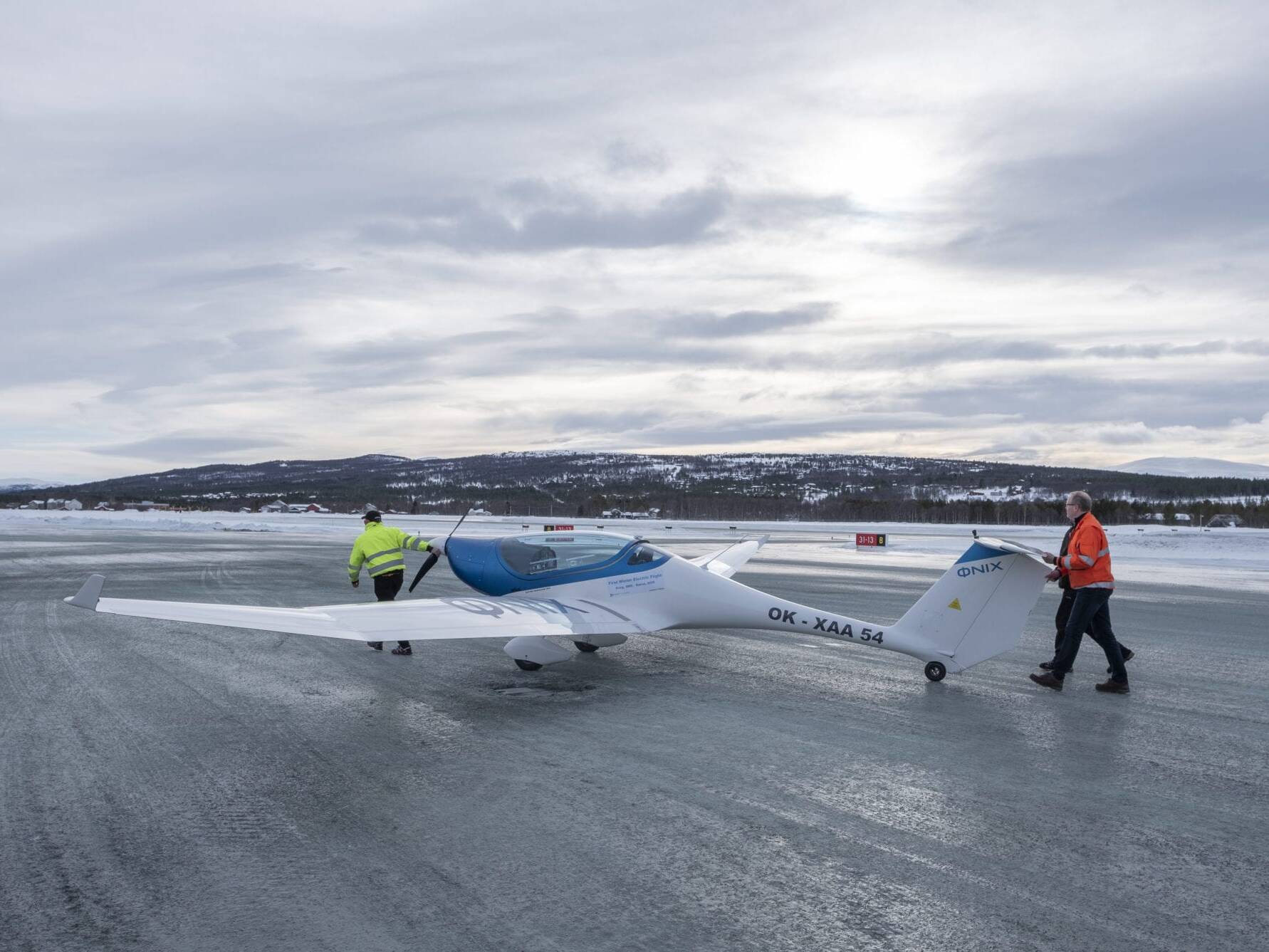 Verdens første grensekryssende vinterflygning med el-fly landet på Røros lufthavn den 18.2. Foto: Kurt Näslund