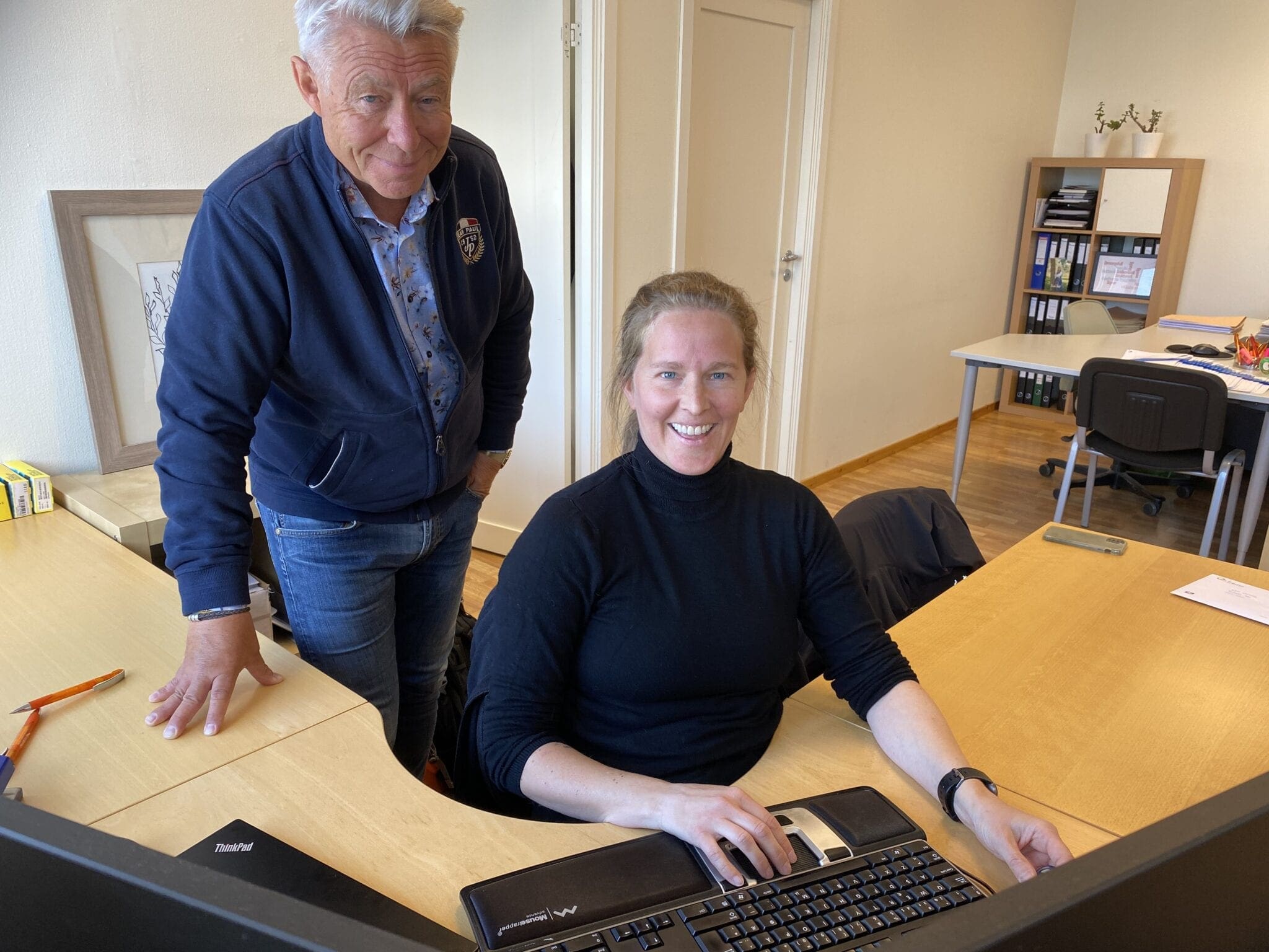 Partner og grunnlegger Kjell-Inge Fremo og regnskapsansvarlig Hilde Horntvedt anbefaler mindre bedrifter å satse på roboter.