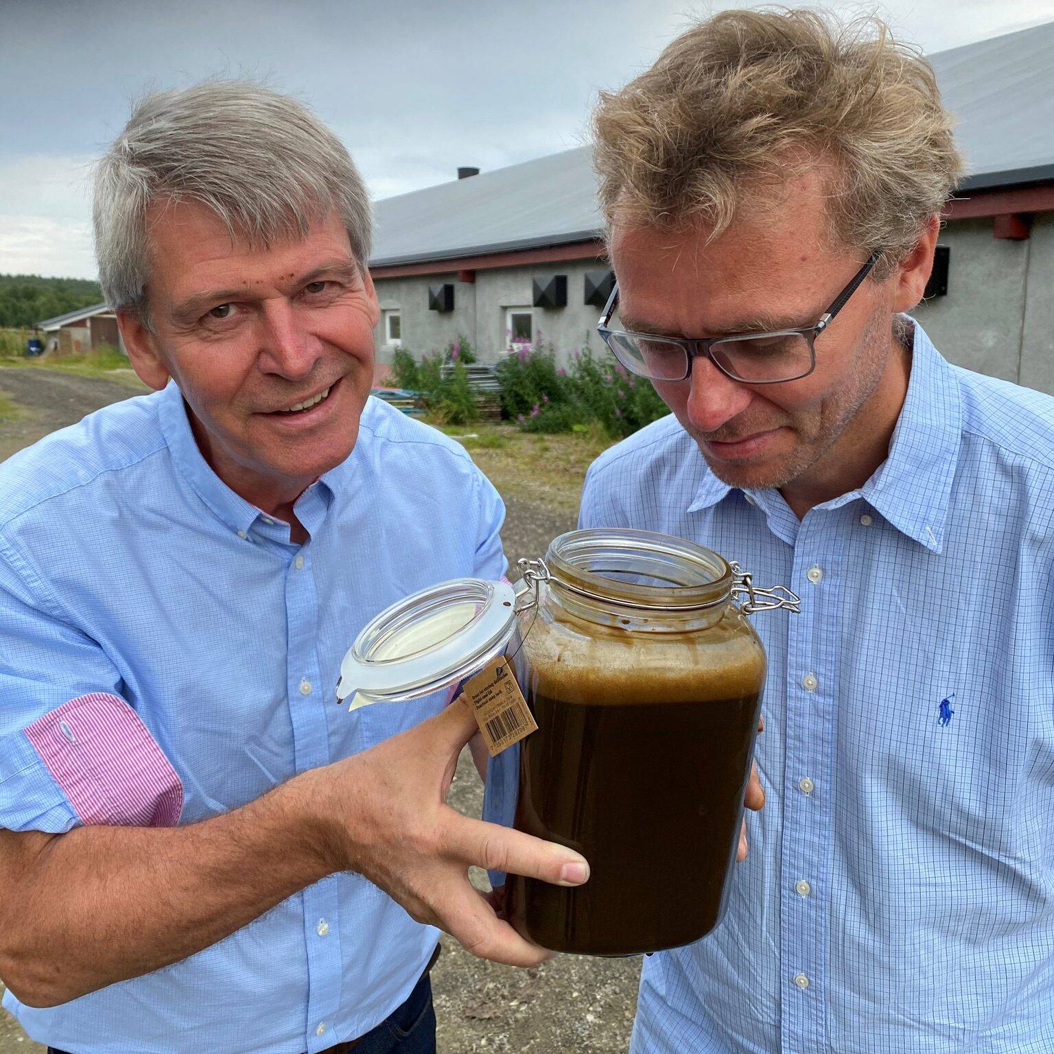 Det var også N2-gründer Rune Ingels og Senterpartiets Ola Borten Moe. De konstaterer at møkka er luktfri.