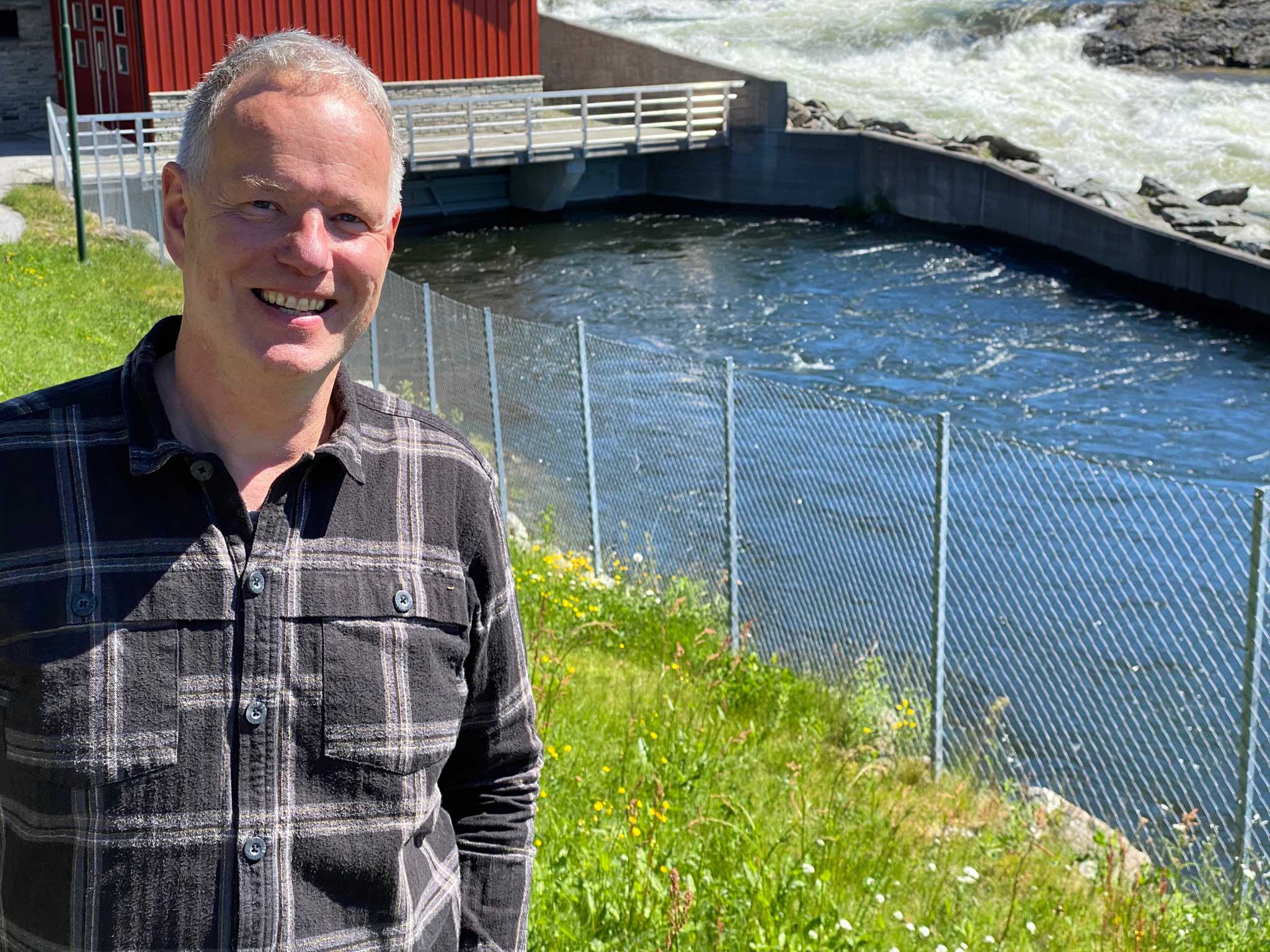 Olav Vehusheia foran Ormhaugfossen kraftverk. Foto: Ren Røros