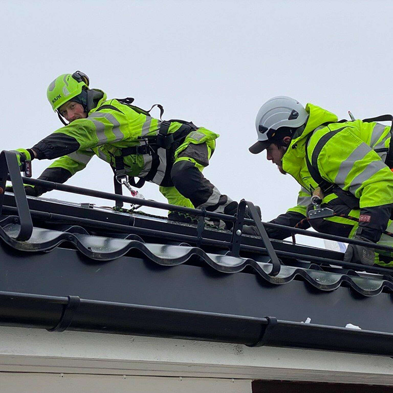 Solsatsing: Cato Bye Spånberg og Tobias Greni arbeider raskt og sikkert for å få sol på taket til en fornøyd kunde på Stjørdal. Foto: Ren Røros