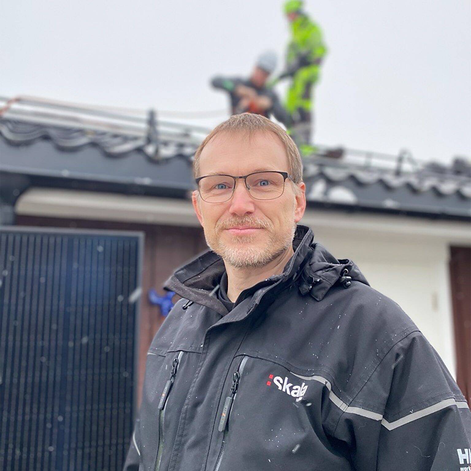 Fornøyd: Håkon Faanes er svært fornøyd med den jobben som gjøres på taket. Han er sikker på at investeringen er lønnsom. Foto: Ren Røros