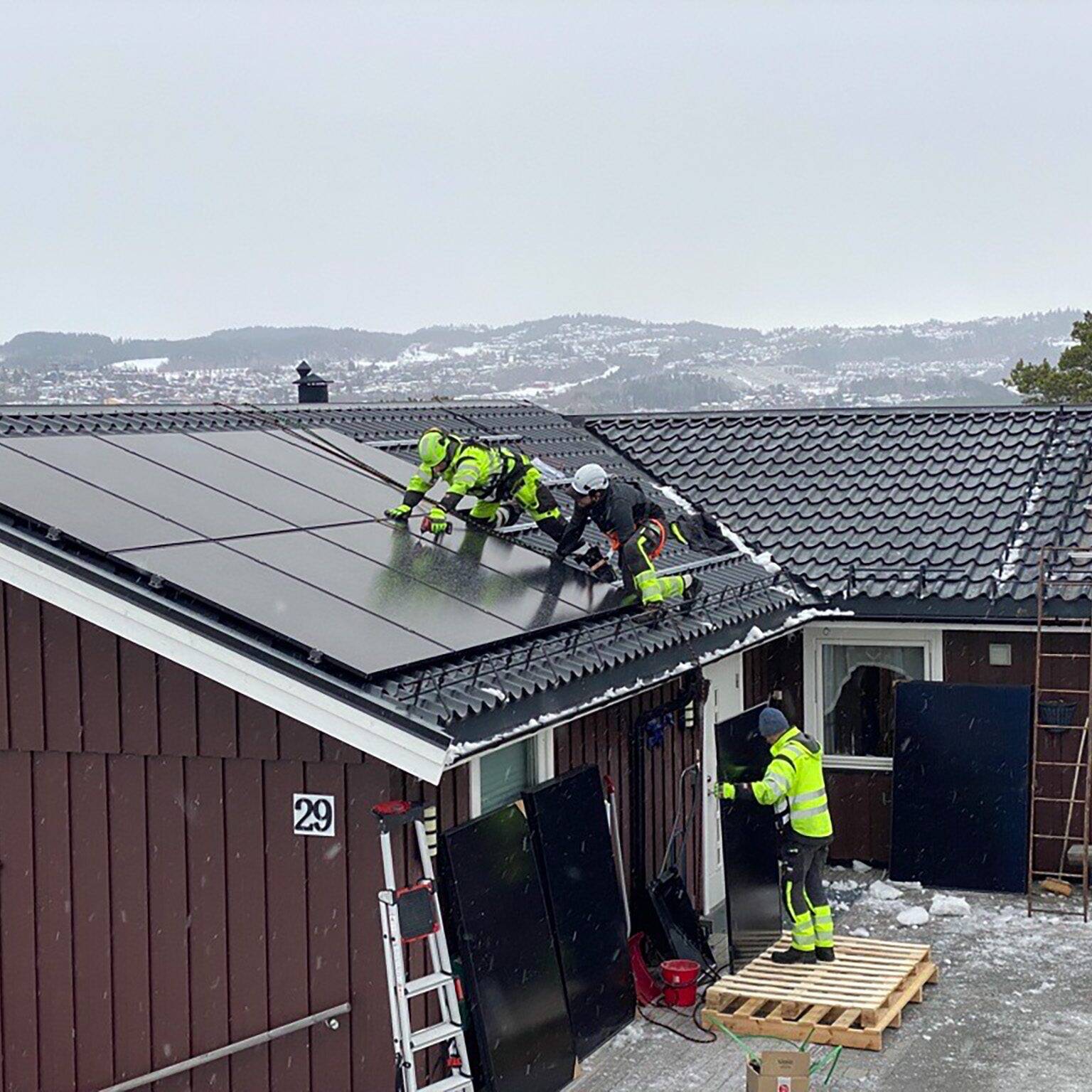 Tar tak: Gjengen fra Ren Røros El-Service legger solpanel i alle retninger. Foto. Ren Røros.