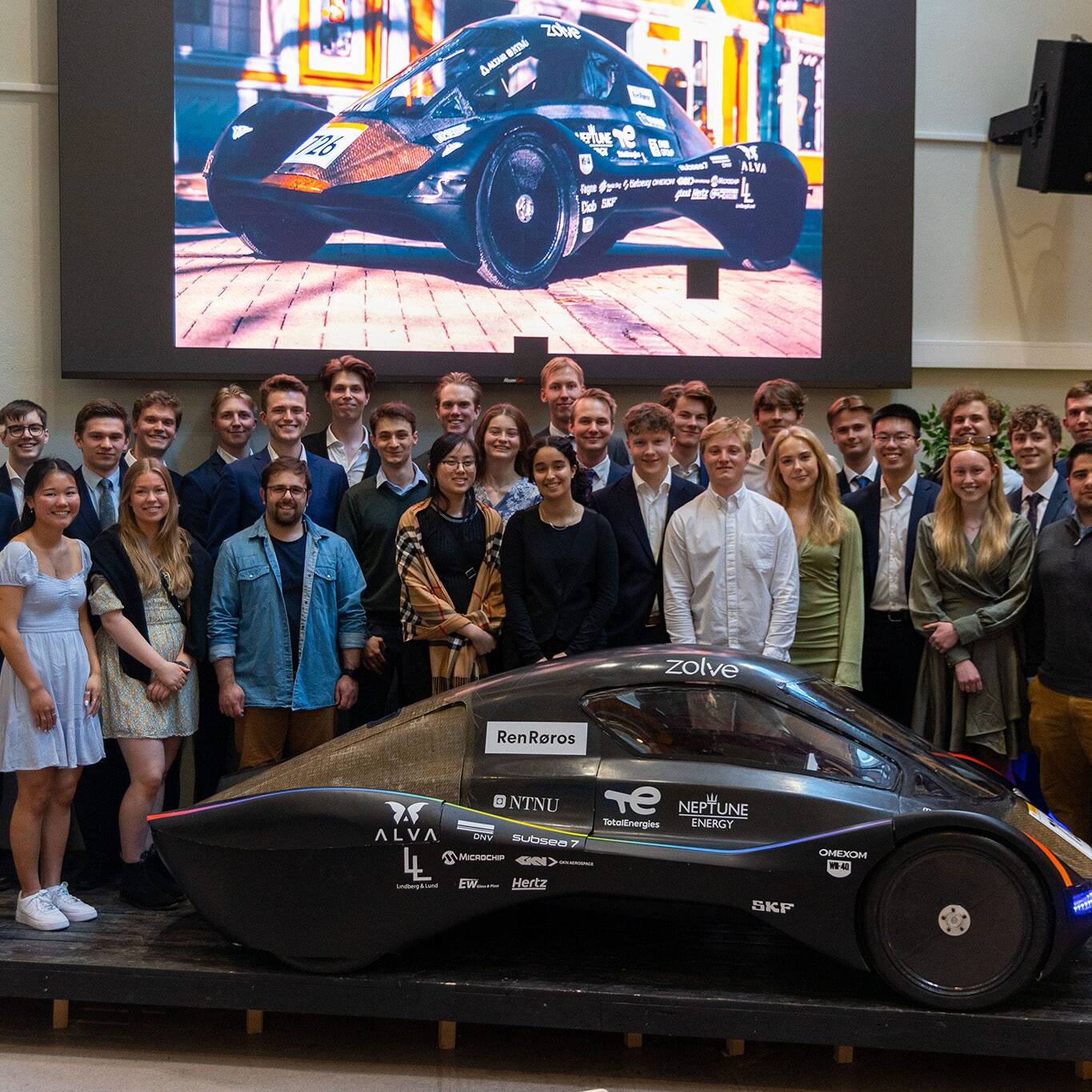 Her er gjengen som sammen kjempet for at den spesielle bilen skulle bli verdens mest energieffektive bil. Foto: Fuel Fighter.