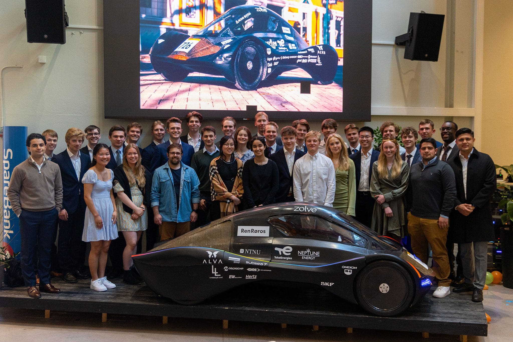 Her er gjengen som sammen kjempet for at den spesielle bilen skulle bli verdens mest energieffektive bil. Foto: Fuel Fighter.
