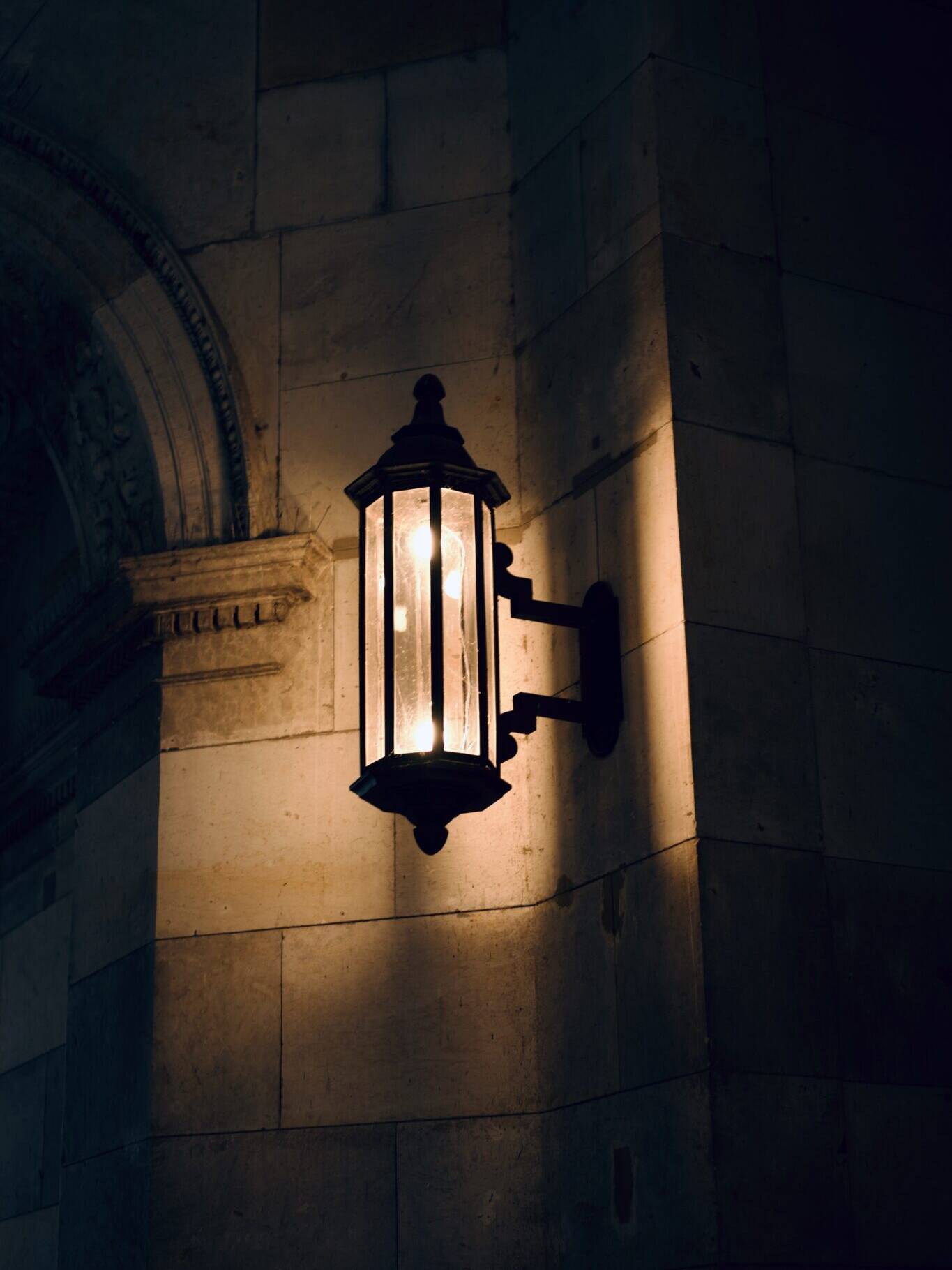 Om du skal erstatte eller bytte ut belysning eller spesielle lamper i verneverdige bygg, kan det være ekstra hensyn å ta. Foto: Tobias Jetter