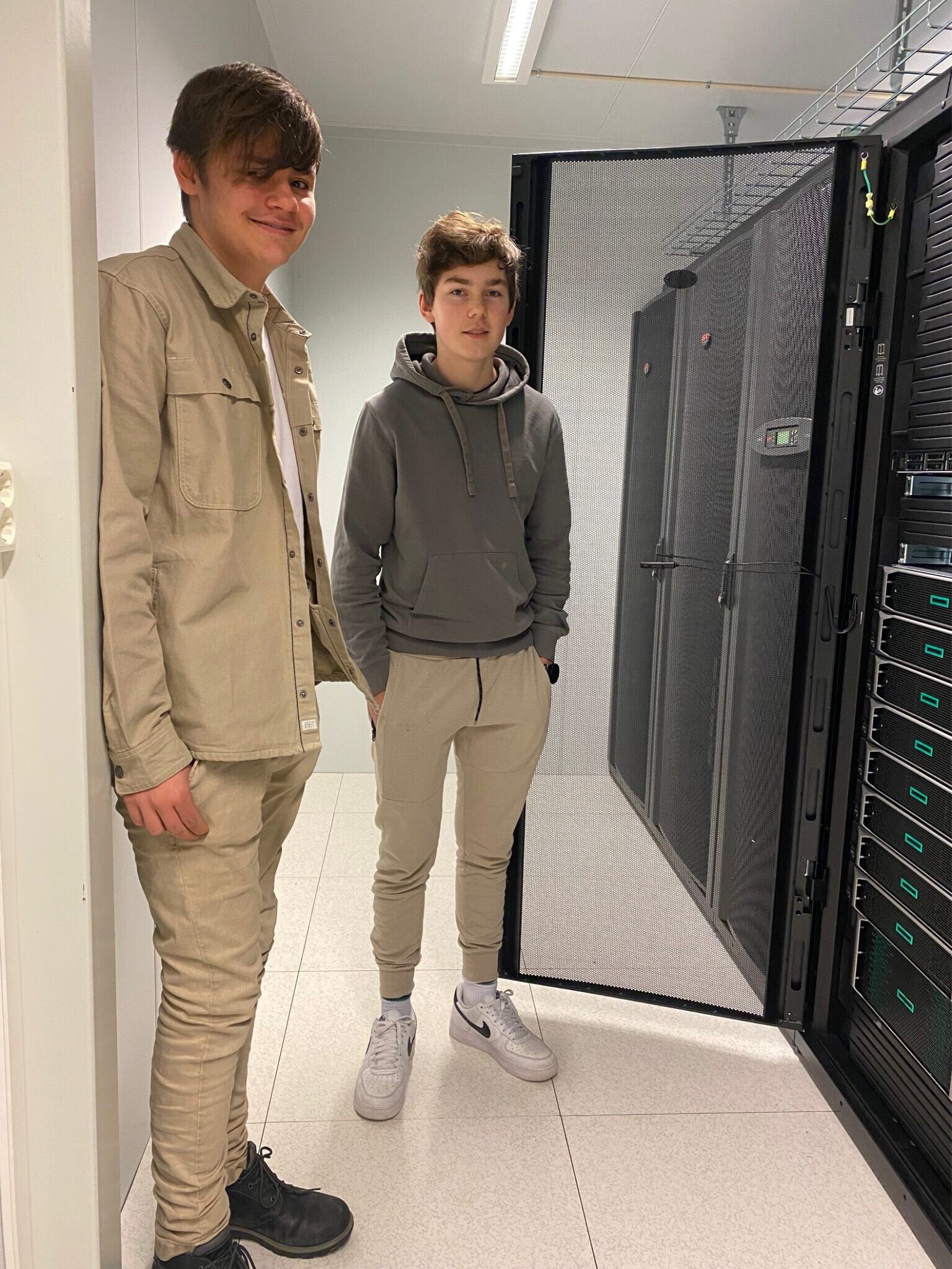 Imponert: Lucas Engan Mathisen og Kristian Vikhagen er imponert over datasenteret. Foto: Ren Røros