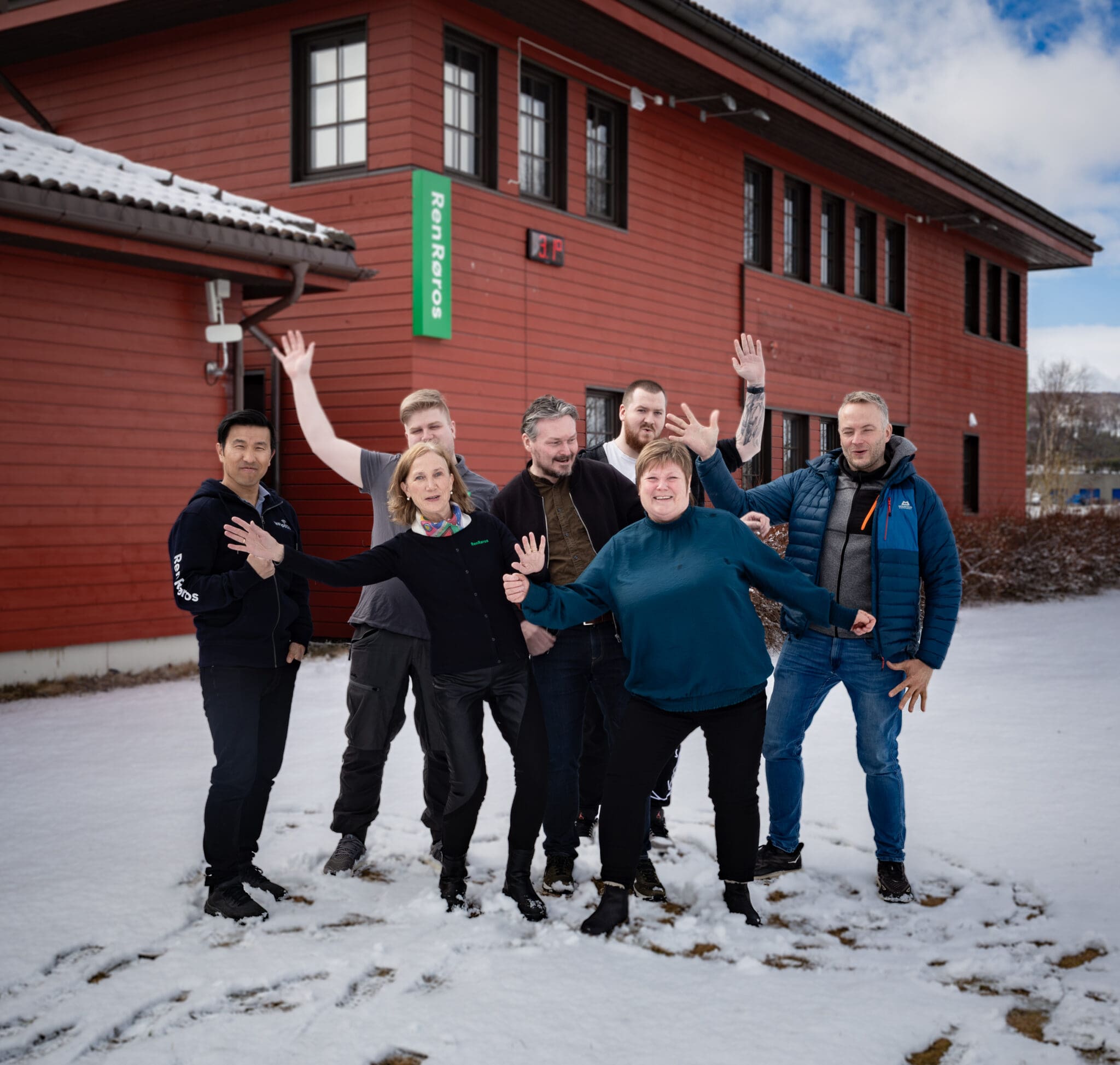 Feiring: Gjengen i Ren Røros Aksess jubler for at de igjen kan sette i gang arbeidet med å få fiber til flere i fjellregionen. Her Sam Eidsheim, Martin Grytbak, Marit Støvne, Håvar Tenfjord, Henrik Anthun, Unn Nymoen og Øyvind Grytbak. Foto: Ana Jones do Carmo